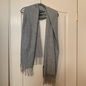 H&M light gray scarf (PERFECT CONDITION)